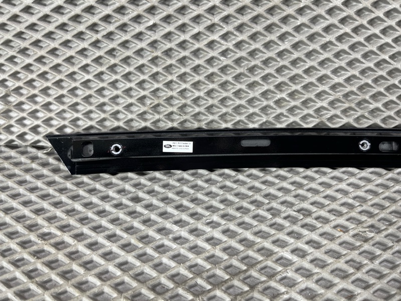 Декоративная накладка двери Land Rover Range Rover Sport (L461, 2024г.)