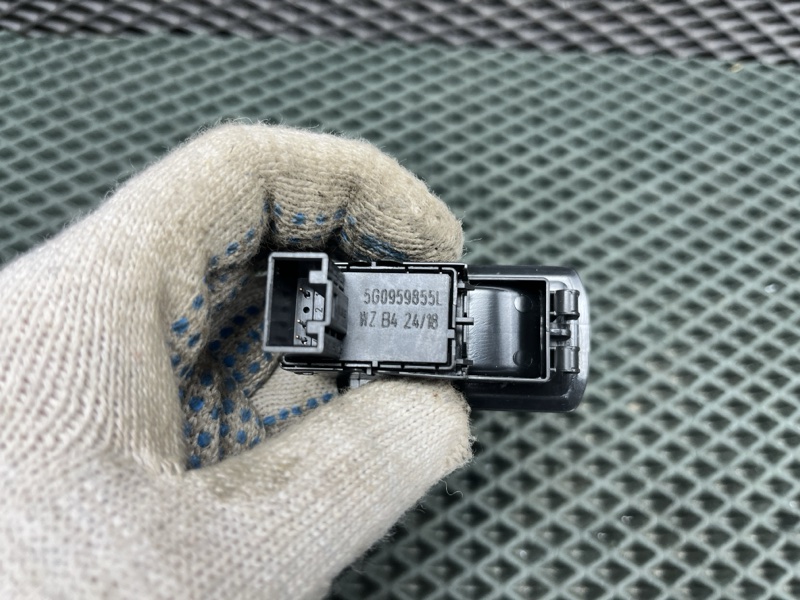 Кнопка стеклоподъемника Volkswagen Tiguan (MK2, 2018г.)
