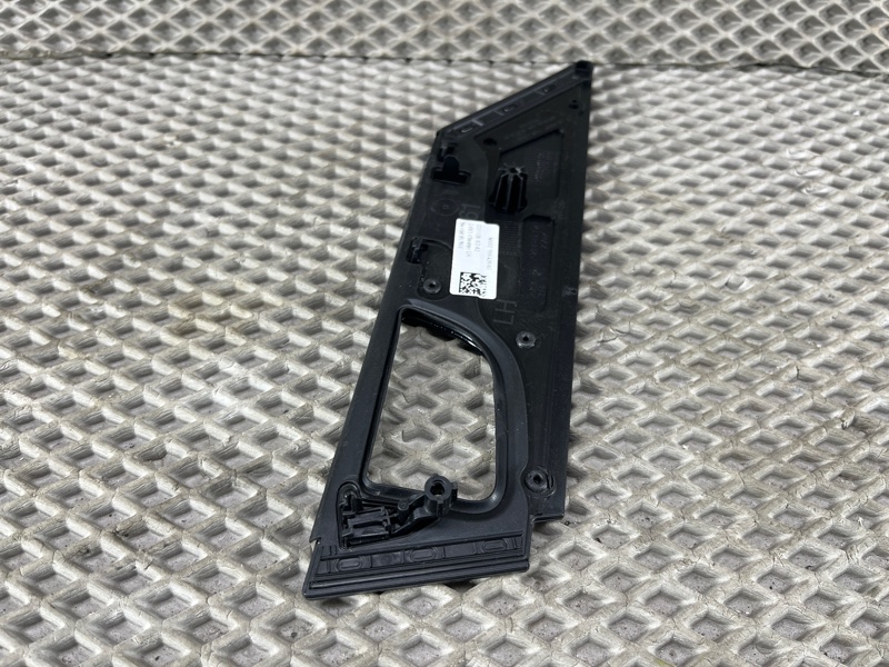 Декоративная накладка двери Land Rover Range Rover Sport (L461, 2024г.)