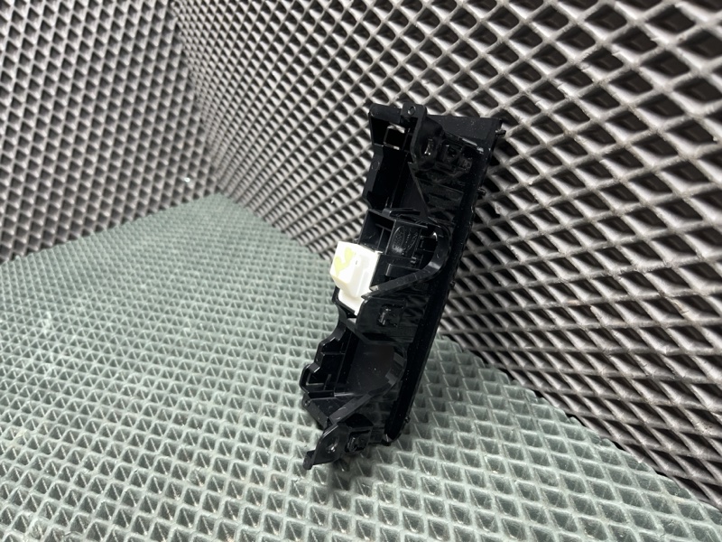 Кнопка стеклоподъемника Land Rover Range Rover Sport (L461, 2025г.)