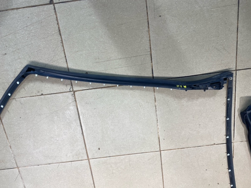 Уплотнительная резинка двери Land Rover Range Rover Sport (L461, 2024г.)