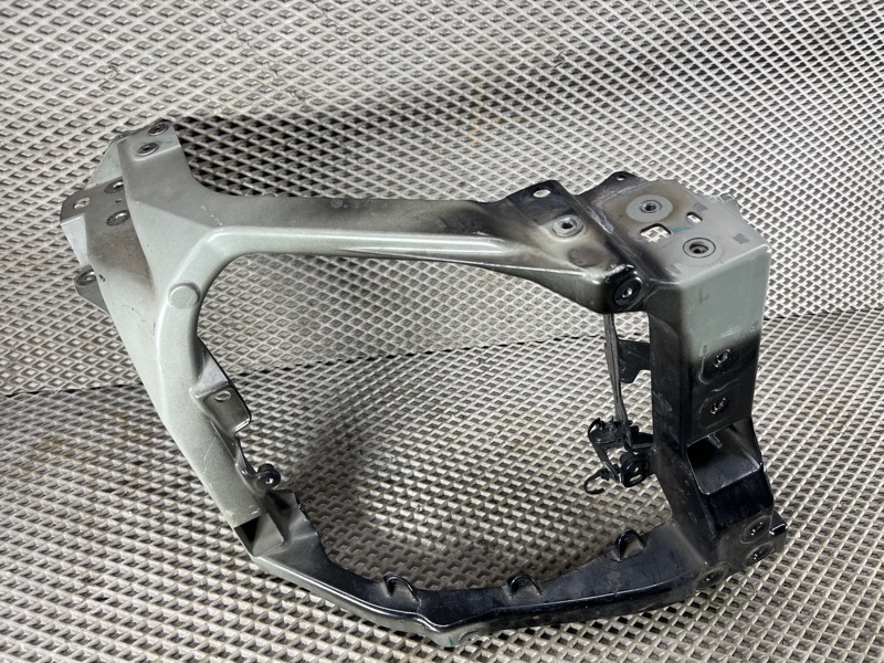 Крепление фары (кронштейн фары) Land Rover Defender (L663, 2020г.)