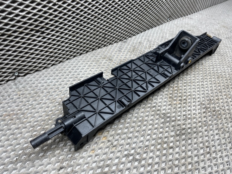Крепление радиатора Land Rover Range Rover Sport (L320, 2012г.)