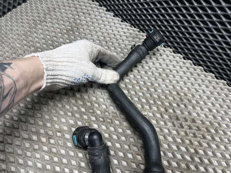 Патрубок системы охлаждения Land Rover Range Rover Sport (L494, 2020г.)