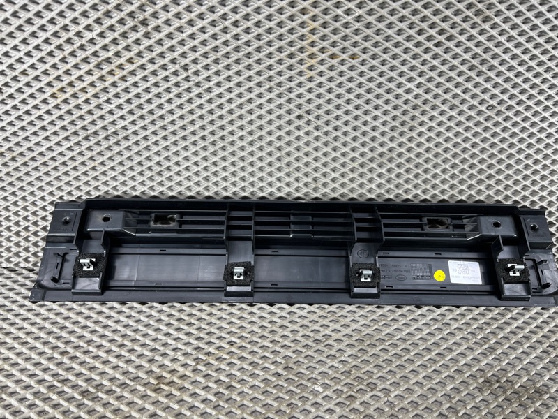 Накладка проема багажника Land Rover Defender (L663, 2020г.)