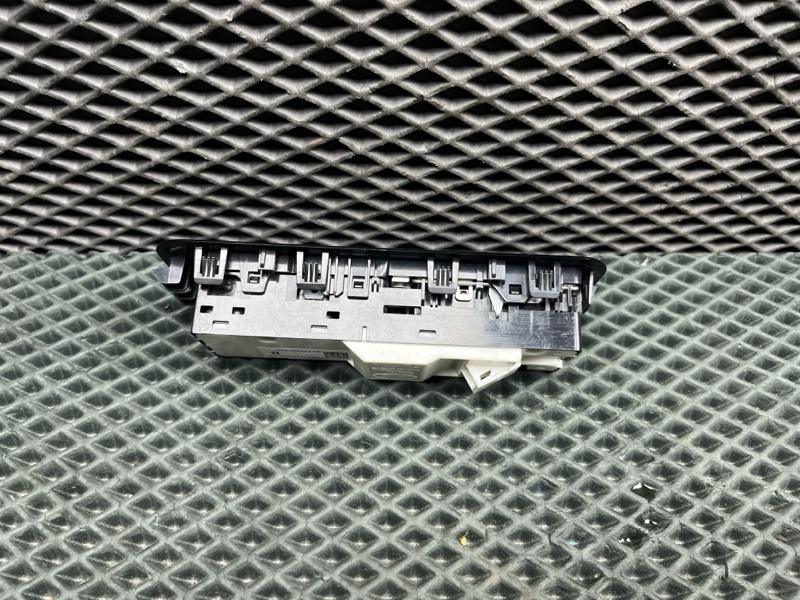Кнопка складывания сидений Land Rover Range Rover Sport (L461, 2025г.)