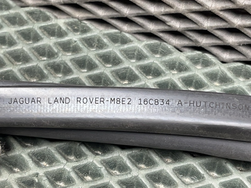 Уплотнитель капота Land Rover Range Rover Sport (L461, 2025г.)