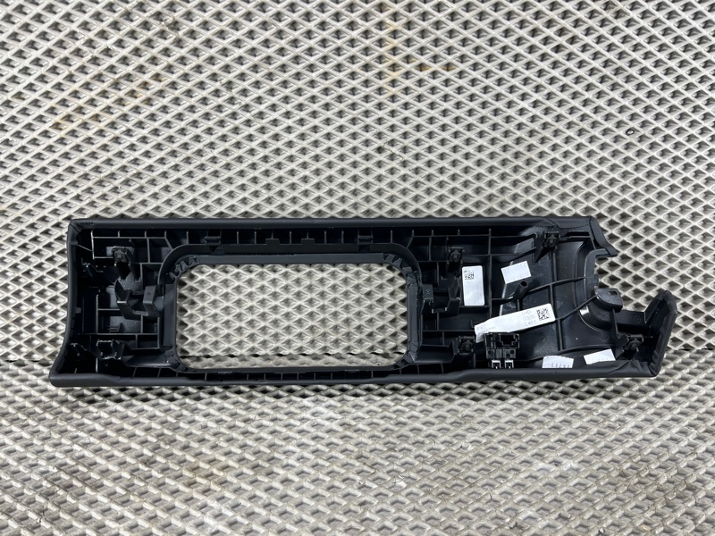 Декоративная накладка торпедо Land Rover Range Rover Sport (L461, 2024г.)