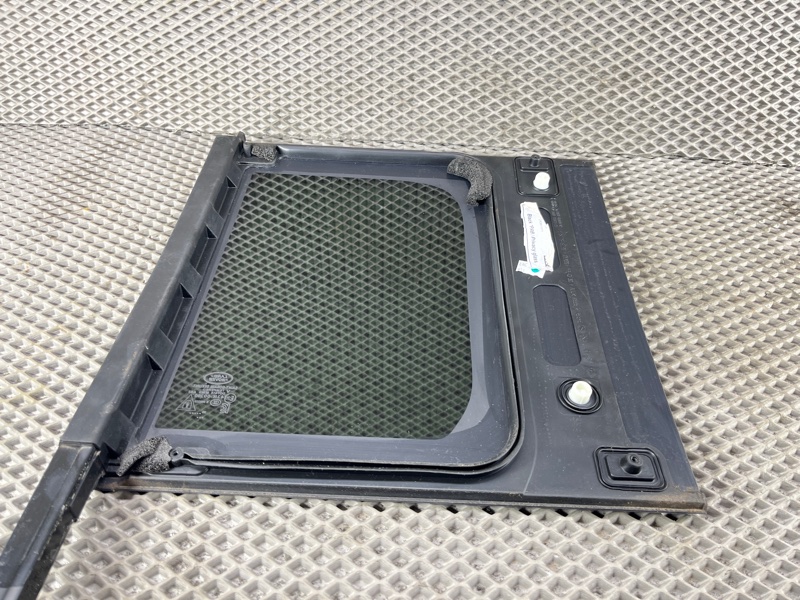 Форточка двери Land Rover Defender (L663, 2020г.)