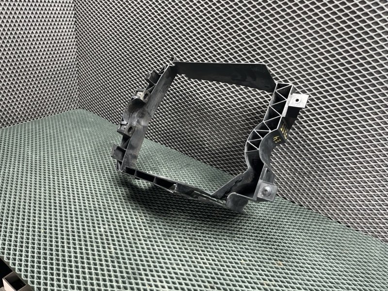 Кронштейн радиатора Land Rover Range Rover Sport (L494, 2015г.)
