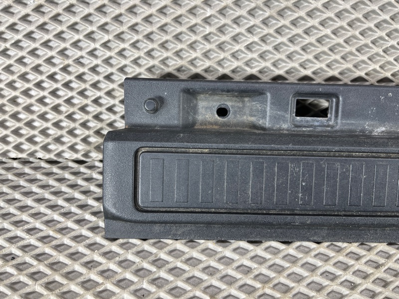 Накладка проема багажника Land Rover Defender (L663, 2020г.)