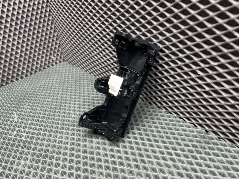 Кнопка стеклоподъемника Land Rover Range Rover Sport (L461, 2025г.)