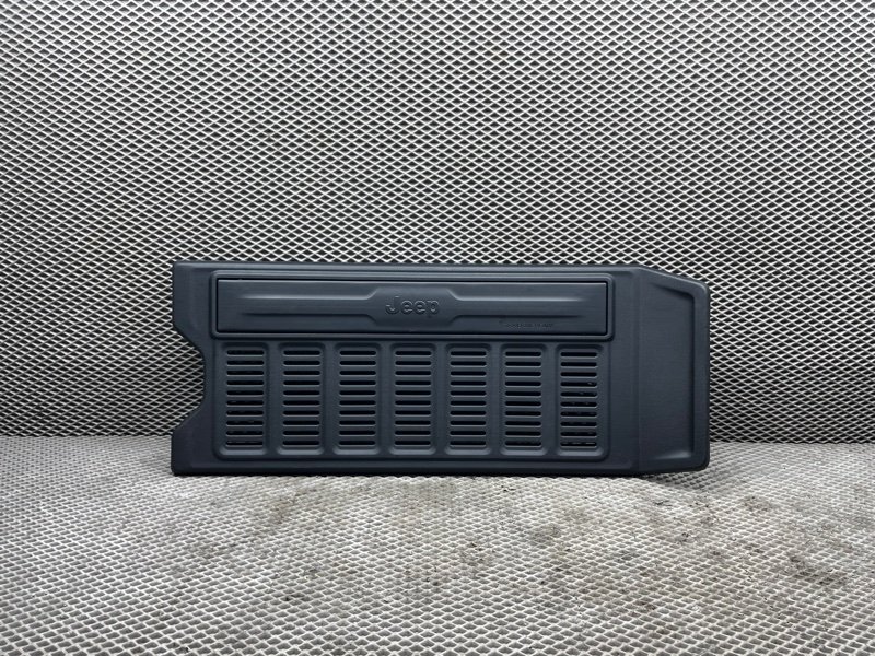 Обшивка двери багажника Jeep Wrangler (JL, 2025г.)