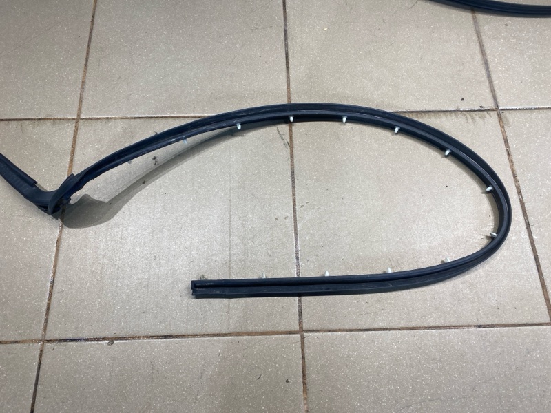 Уплотнительная резинка двери Land Rover Range Rover Sport (L461, 2024г.)