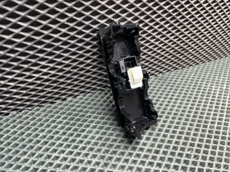 Кнопка стеклоподъемника Land Rover Range Rover Sport (L461, 2025г.)
