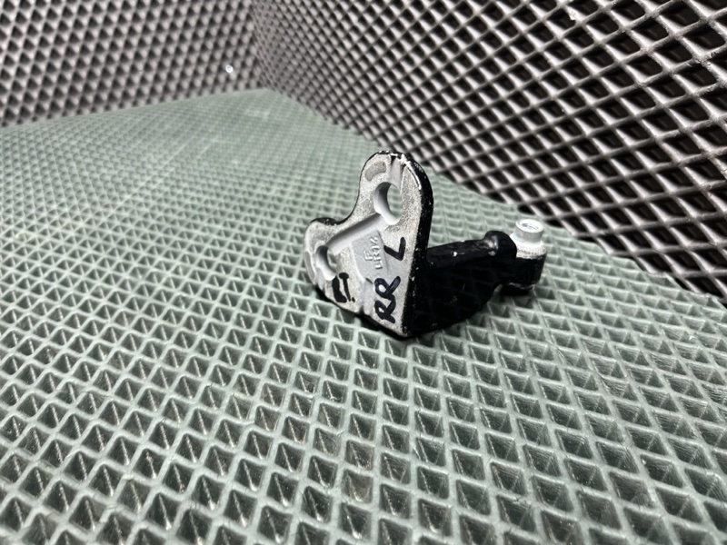 Петля двери нижняя Land Rover Defender (L663, 2020г.)