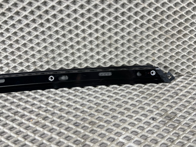 Декоративная накладка двери Land Rover Range Rover Sport (L461, 2024г.)
