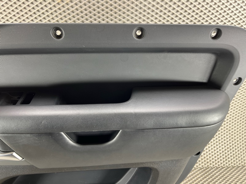 Обшивка двери Land Rover Defender (L663, 2020г.)