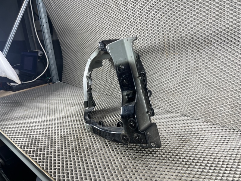 Крепление фары (кронштейн фары) Land Rover Defender (L663, 2020г.)
