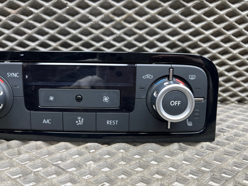 Блок управления климат-контролем Volkswagen Touareg (NF, 2014г.)