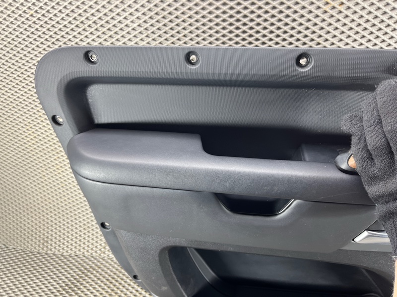 Обшивка двери Land Rover Defender (L663, 2020г.)