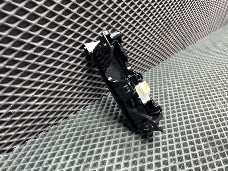 Кнопка стеклоподъемника Land Rover Range Rover Sport (L461, 2025г.)