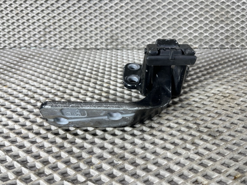 Петля крышки багажника Land Rover Defender (L663, 2020г.)