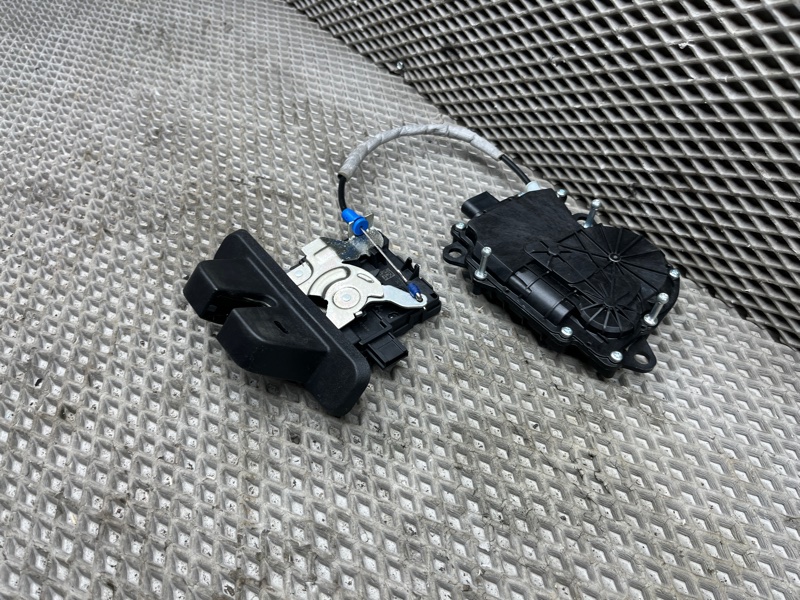Замок багажника с доводчиком Land Rover Range Rover Evoque (L551, 2020г.)