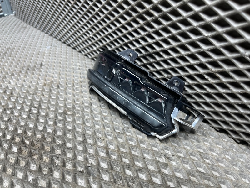 Повторитель поворота в зеркало Land Rover Discovery Sport (L550, 2020г.)