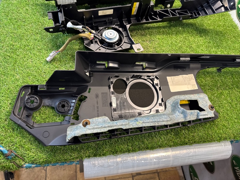 Кронштейн багажника под динамики Land Rover Range Rover (L405, 2018г.)