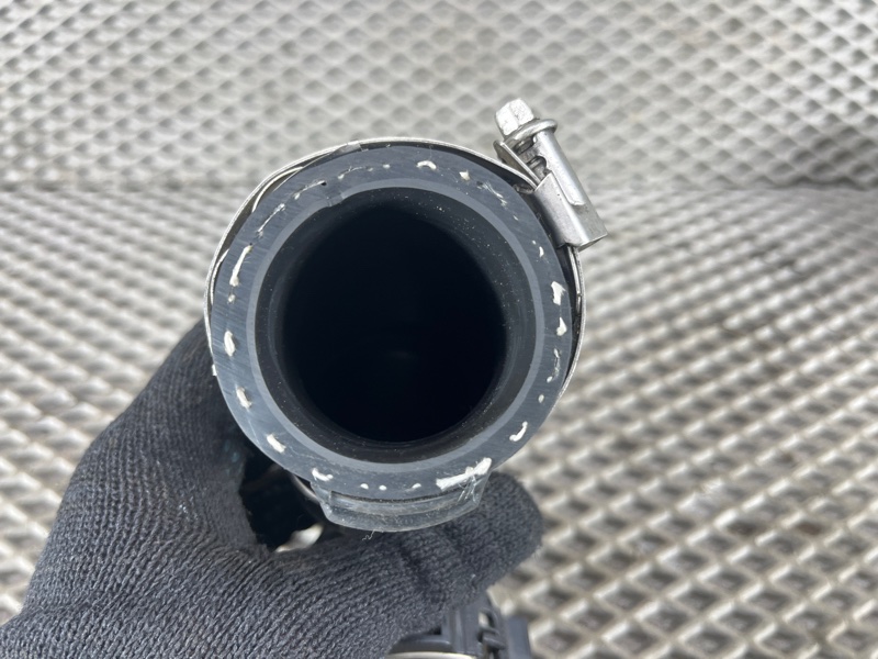 Патрубок интеркулера Land Rover Defender (L663, 2020г.)
