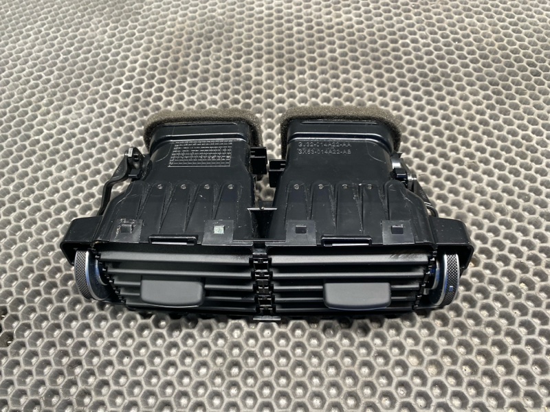 Дефлектор обдува салона центральный Land Rover Discovery Sport (L550, 2020г.)