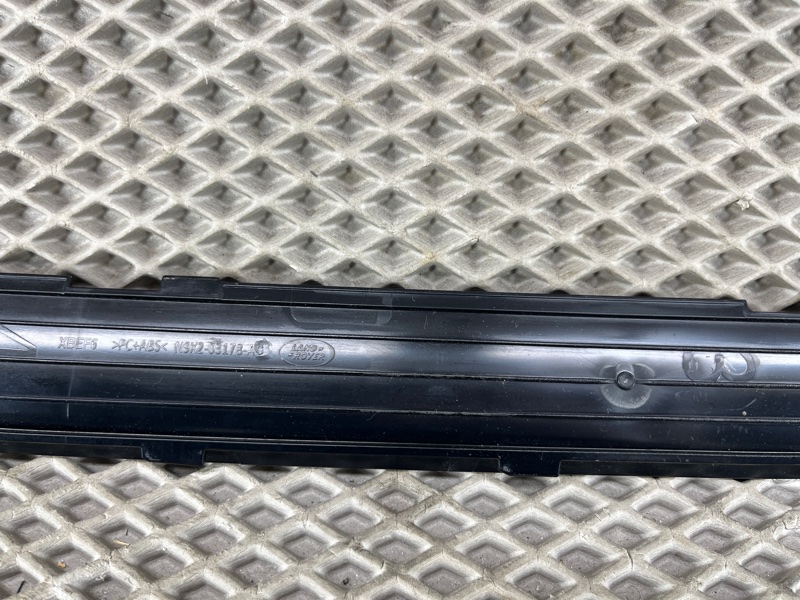 Крепление накладки лобового стекла Land Rover Range Rover Sport (L461, 2024г.)