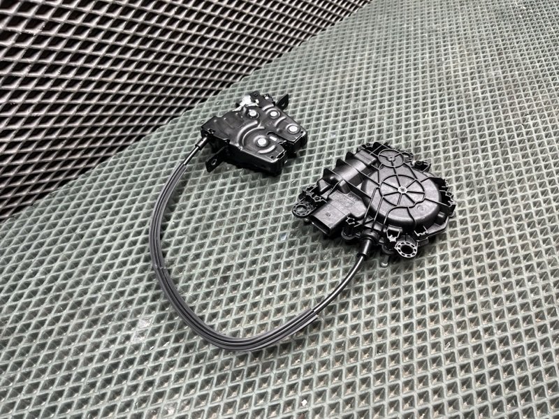 Замок багажника с доводчиком Land Rover Range Rover Sport (L461, 2025г.)