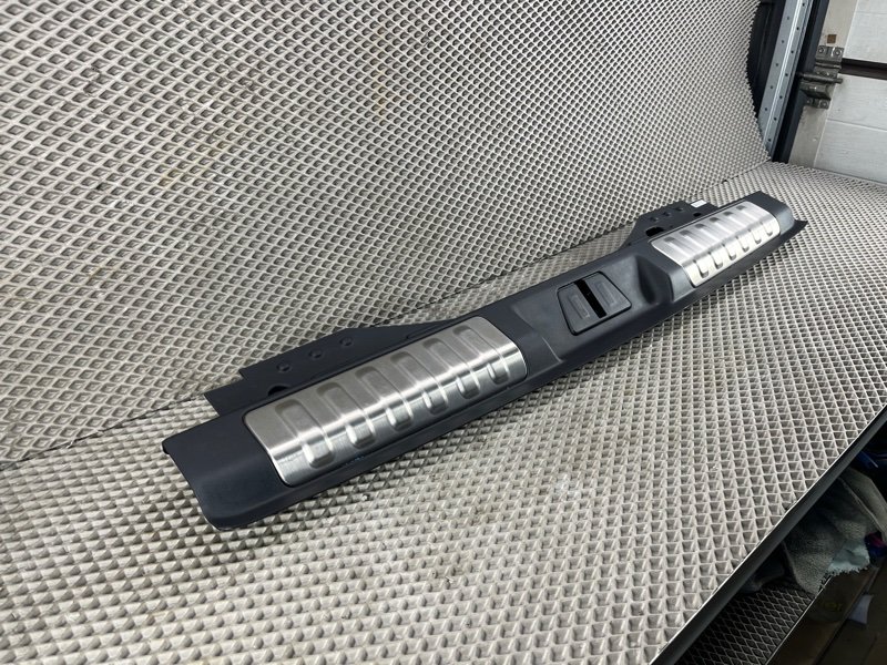Накладка на порог багажника Land Rover Range Rover Sport (L461, 2024г.)