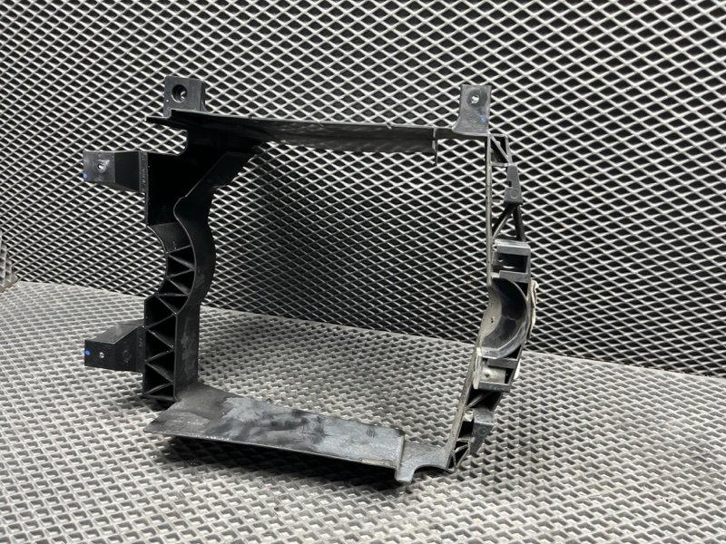 Кронштейн радиатора Land Rover Range Rover Sport (L494, 2020г.)