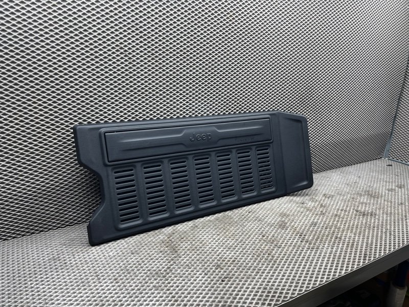 Обшивка двери багажника Jeep Wrangler (JL, 2025г.)