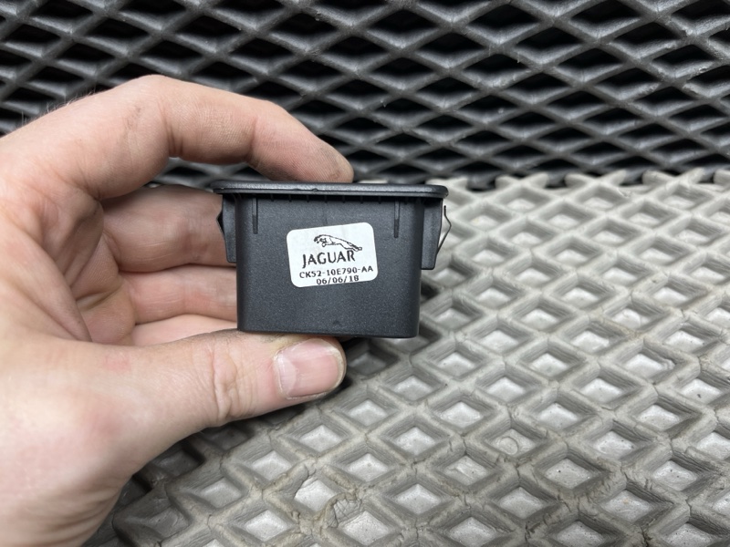 Кнопка открывания багажника Land Rover Range Rover (L405, 2019г.)