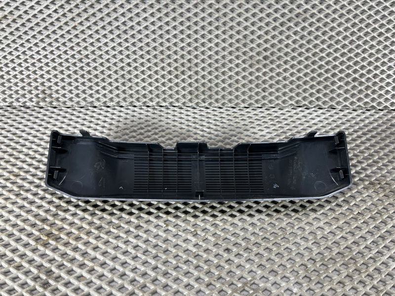 Накладка крепления зеркала Land Rover Defender (L663, 2020г.)
