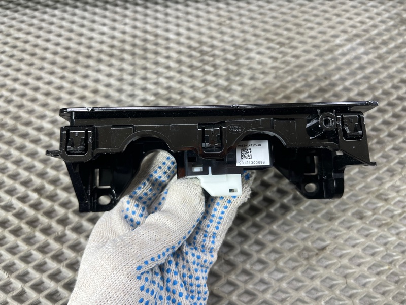 Кнопка стеклоподъемника Land Rover Range Rover Sport (L461, 2024г.)