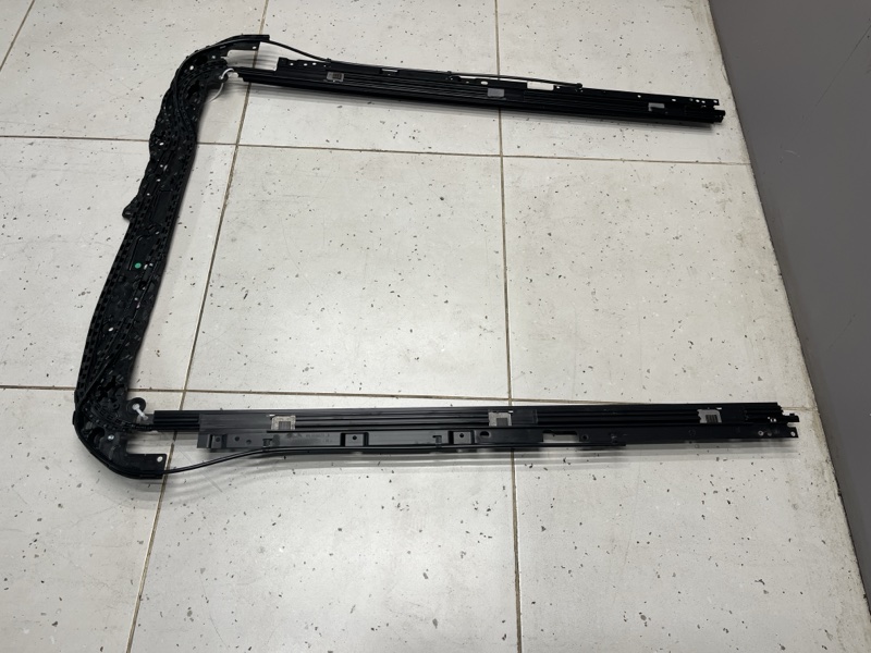 Направляющая шторки панорамы Land Rover Range Rover Sport (L461, 2024г.)