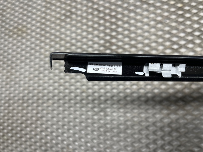 Декоративная накладка двери Land Rover Range Rover Sport (L461, 2024г.)