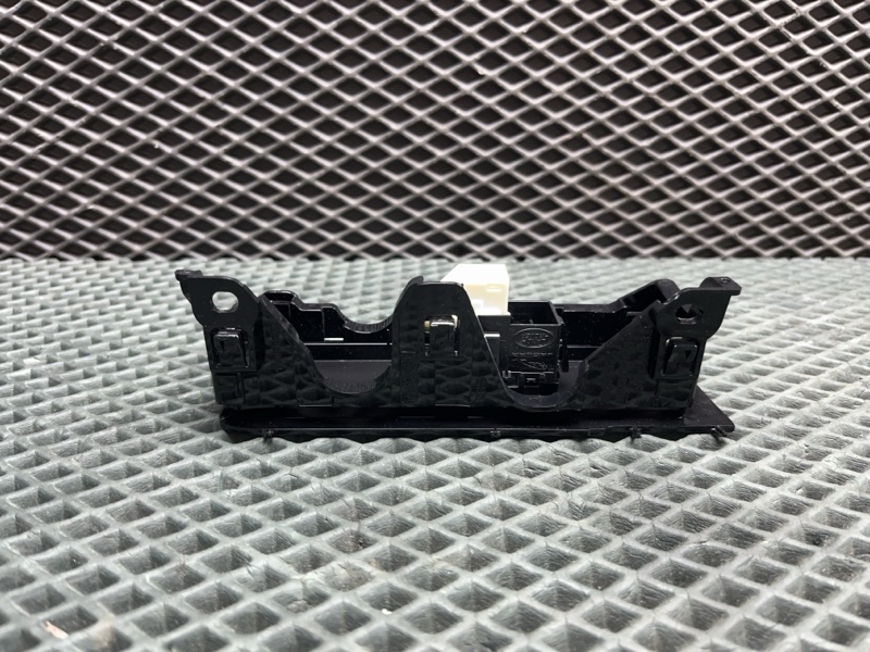 Кнопка стеклоподъемника Land Rover Range Rover Sport (L461, 2025г.)