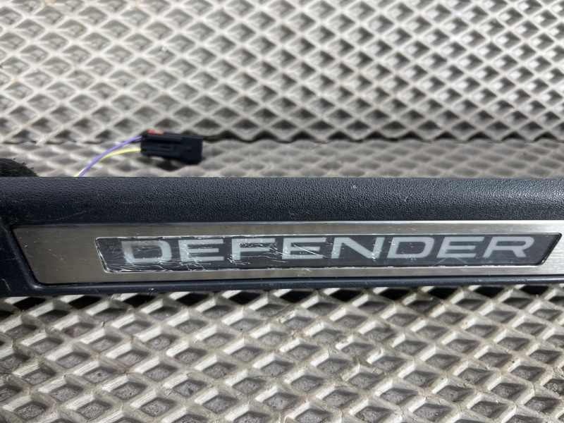 Накладка на порог с подсветкой (комплект) Land Rover Defender (L663, 2020г.)
