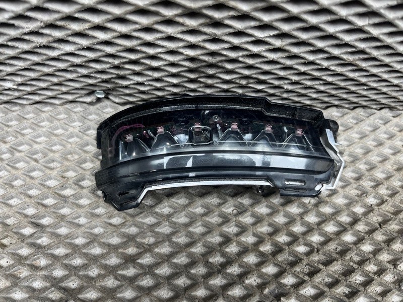 Повторитель поворота в зеркало Land Rover Discovery Sport (L550, 2020г.)