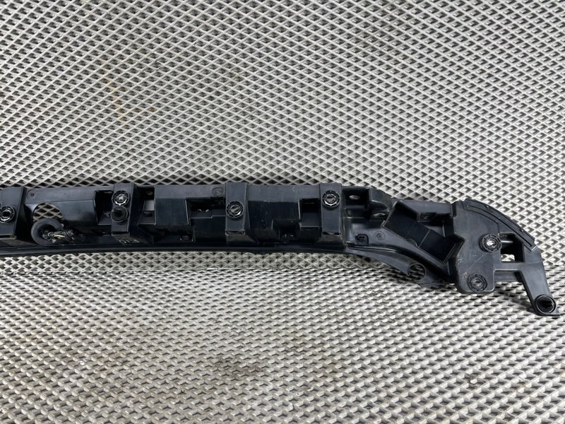Крепление спойлера Land Rover Defender (L663, 2020г.)
