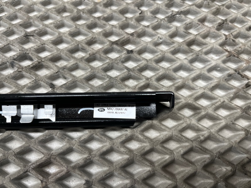 Декоративная накладка двери Land Rover Range Rover Sport (L461, 2024г.)