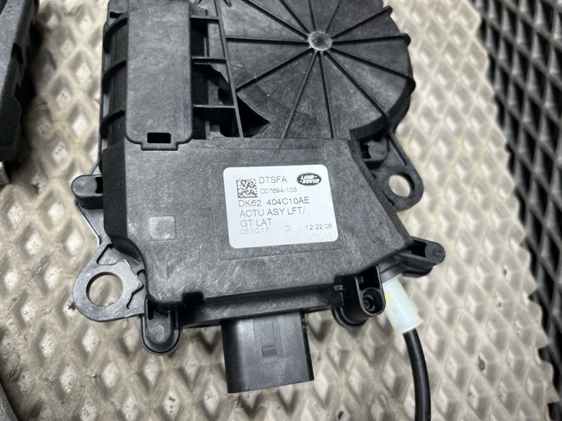 Замок багажника с доводчиком Land Rover Discovery Sport (L550, 2018г.)