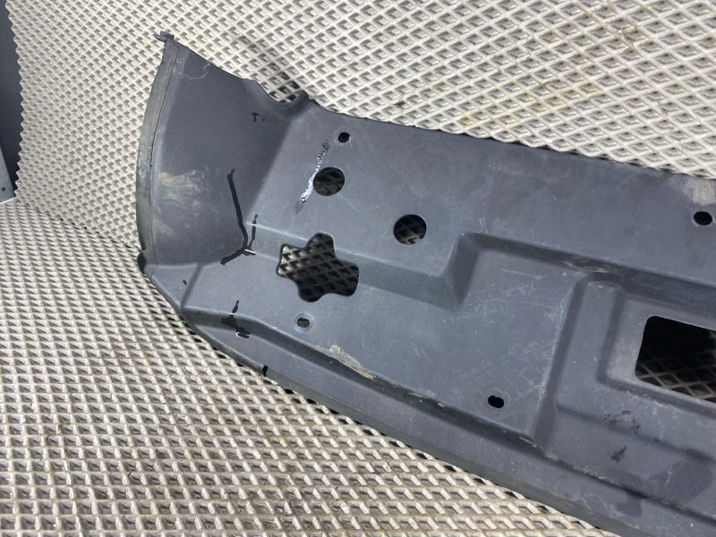 Накладка замка капота Land Rover Defender (L663, 2020г.)