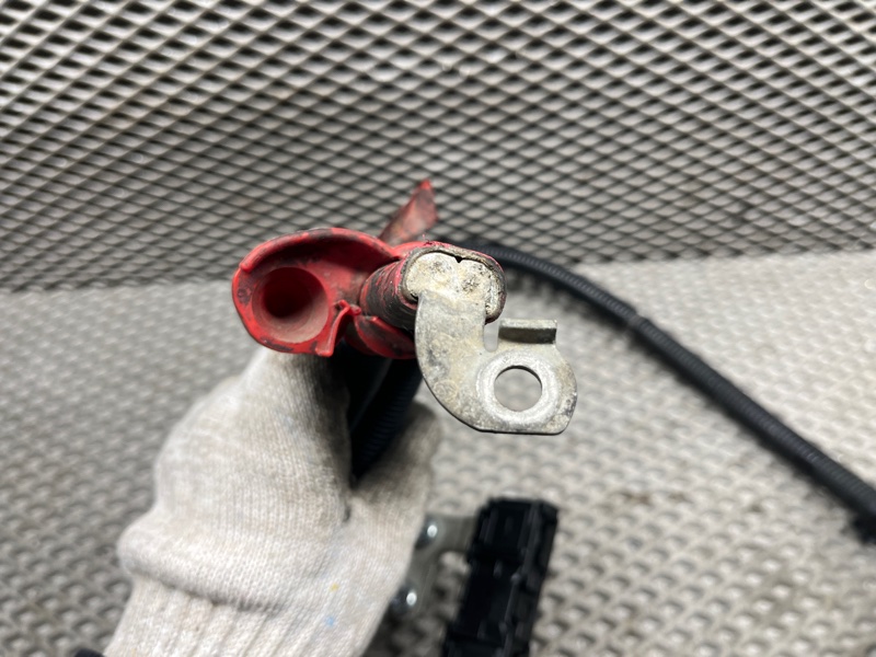 Плюсовой провод аккумулятора Land Rover Discovery 4 (L319, 2015г.)